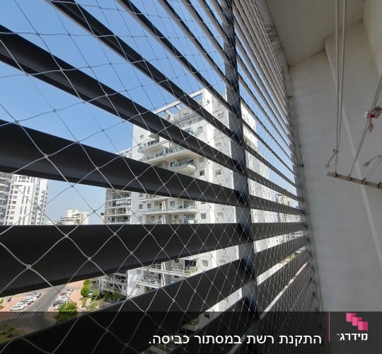 רשת למניעת כניסת יונים על חלון מרפסת